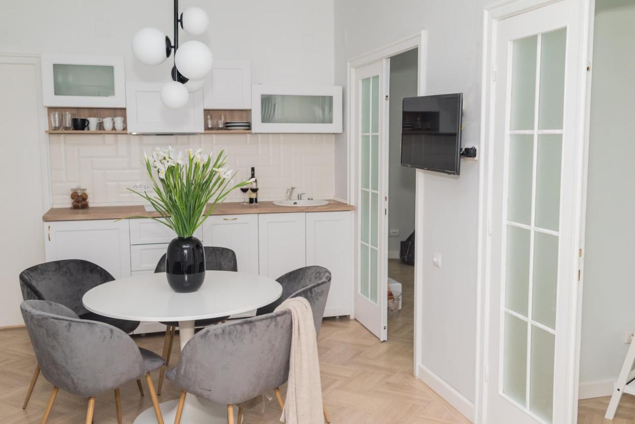 Explore The City From Its Center In A Chic Balcony Apartment Bukareszt Zewnętrze zdjęcie